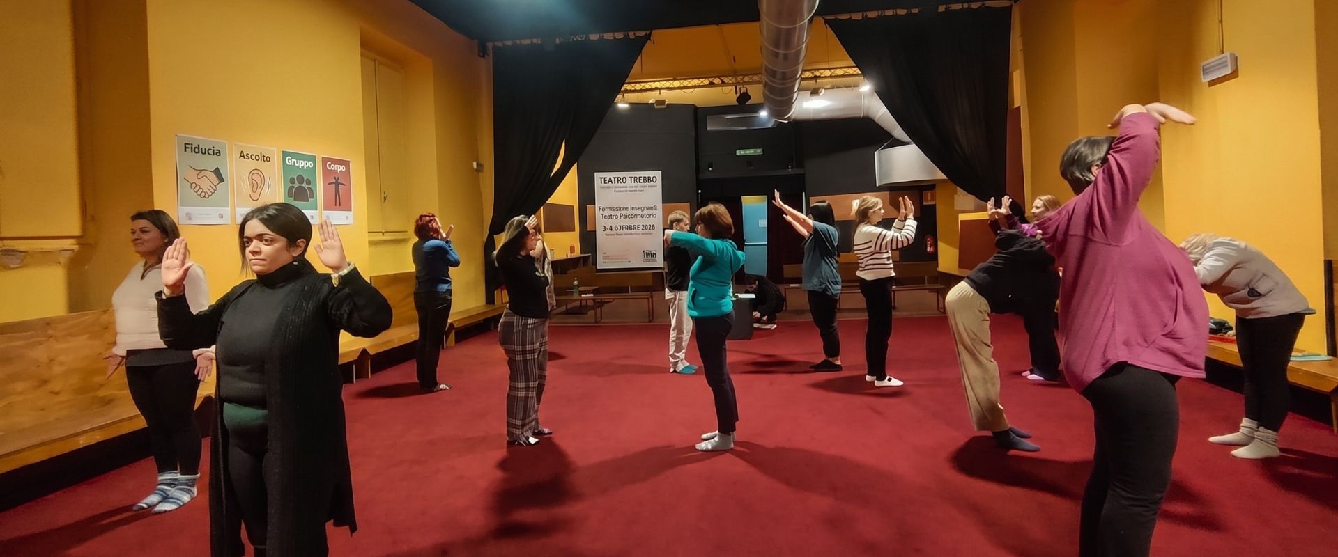 Insegnanti svolgono esercizi pratici di movimento e corpo durante il corso di formazione di teatro psicomotorio al Teatro Trebbo di Milano