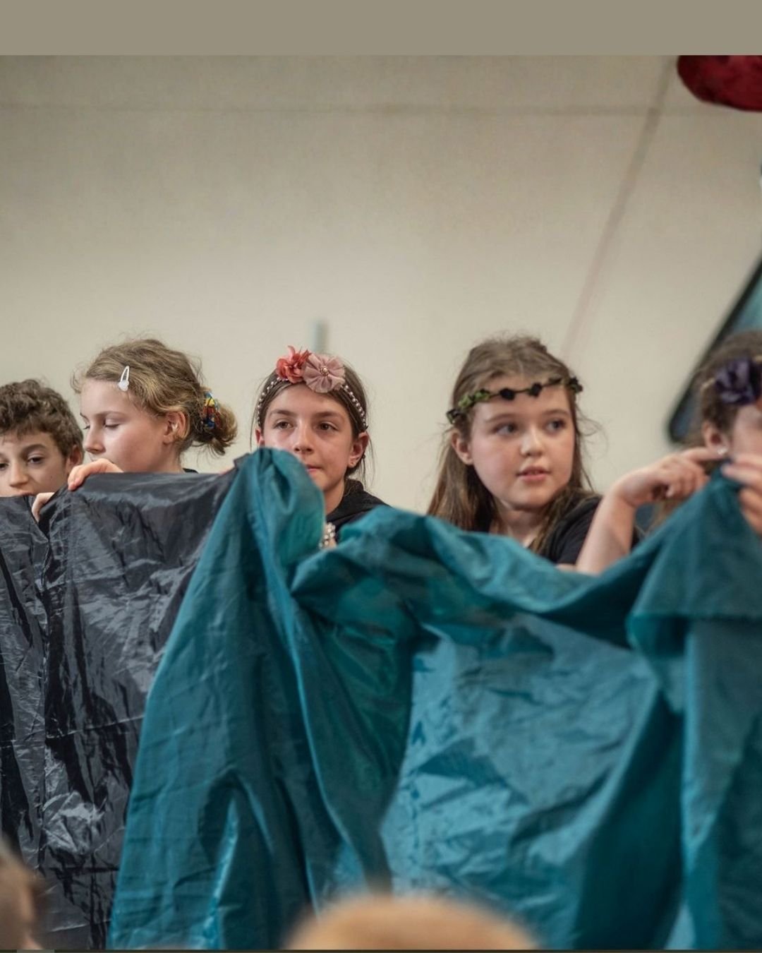 i bambini sono coinvolti nella recita finale